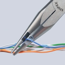 Ideale tang, om kabels te knippen midden in een kabelboom