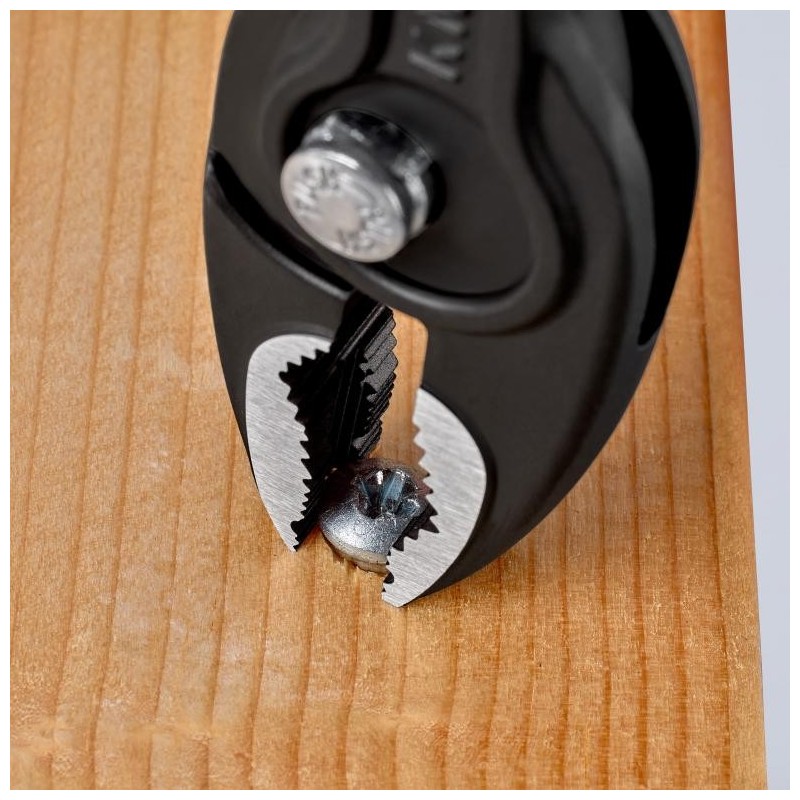 Unieke combinatie: voorgrijp- en zijgrijpfunctie, doorgestoken scharnier, drukknopverstelling